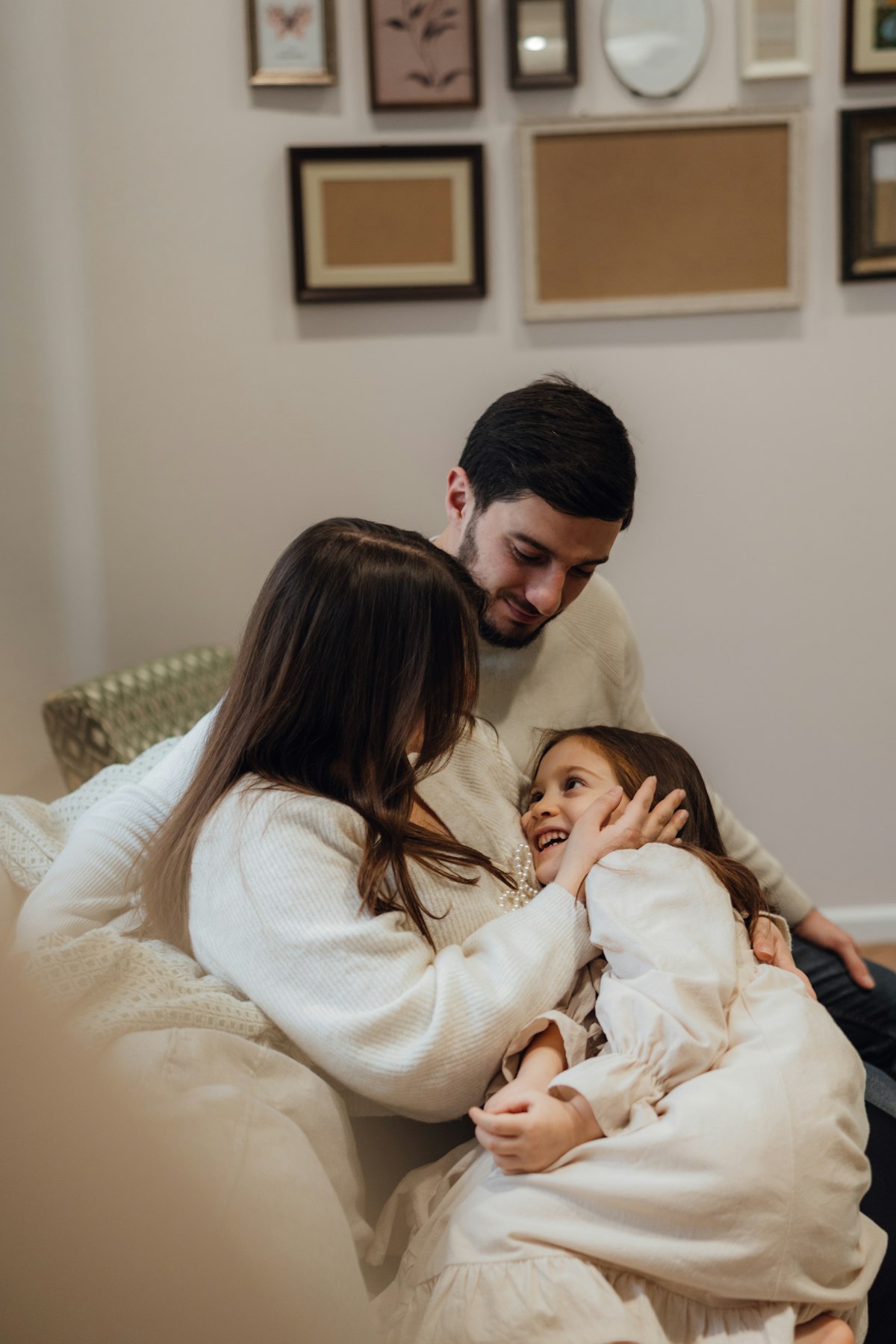 Família reunida em casa, ao fim do dia